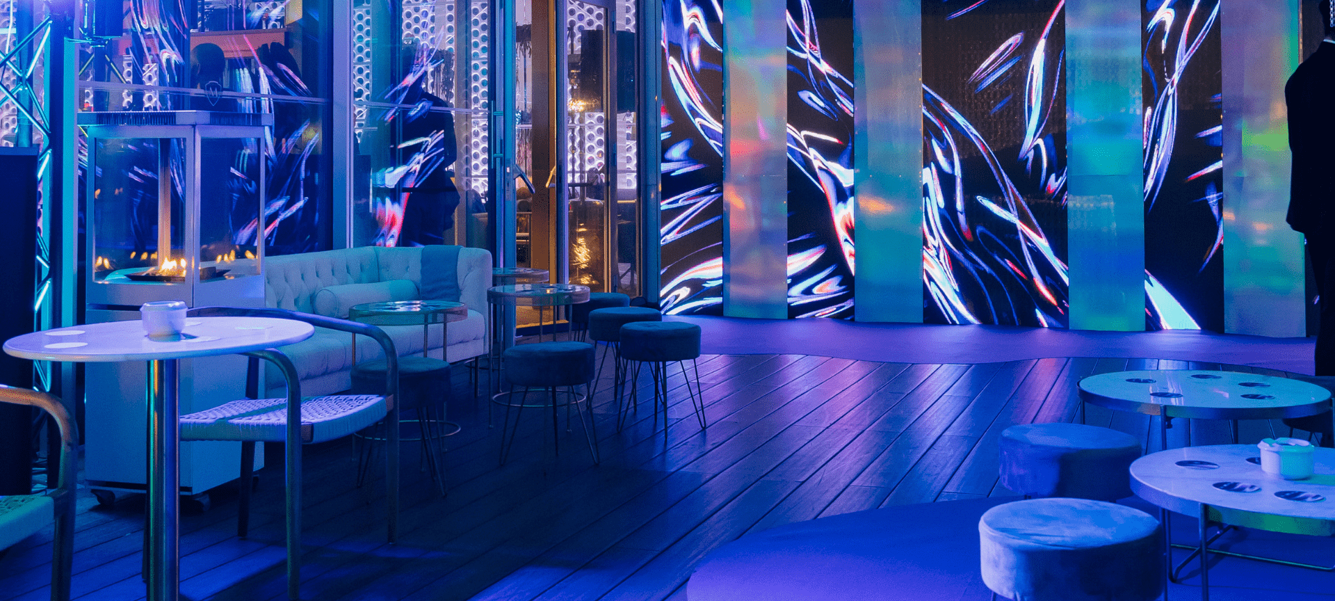 Marina Port Vell was transformed into the stage for the Ocean Glow Party, an exclusive event featuring music, lights, and ocean-inspired decor by the sea, offering guests a unique sensory and social experience.