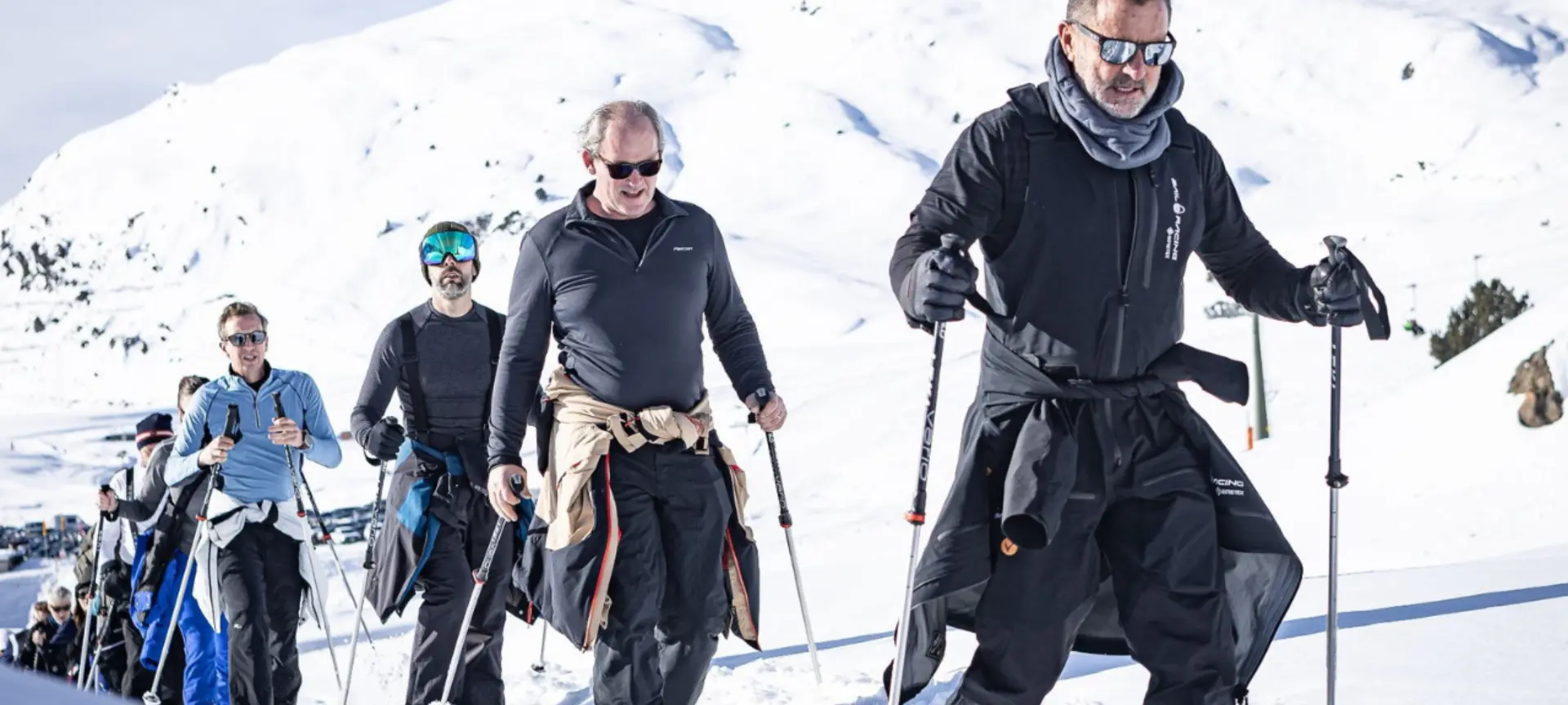 Im&aacute;gen de grupo de capitanes en la escapada de ski organizada por Marina Port Vell en Baqueira Beret, disfrutando de nieve, paisajes de monta&ntilde;a y aventura en los Pirineos.